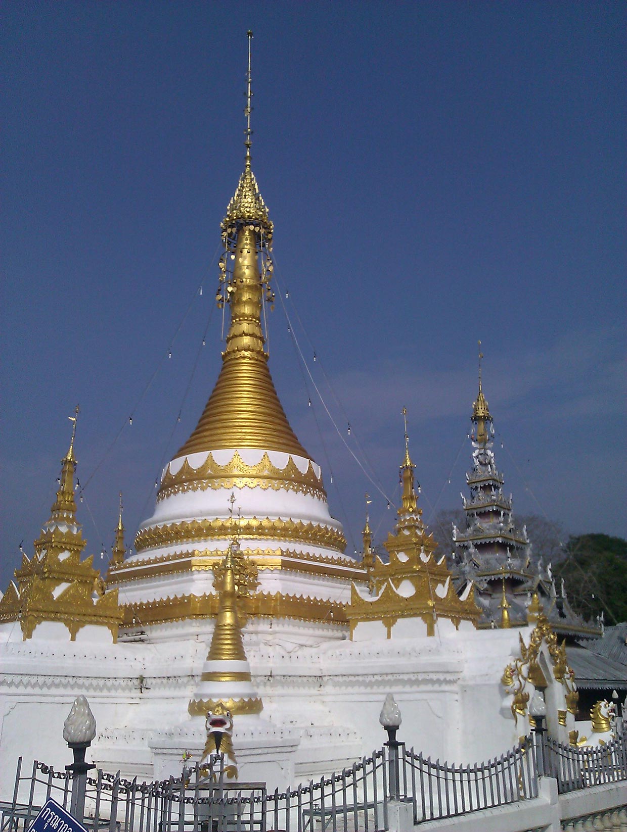 Wat Jong Kham and Wat Jong Klang