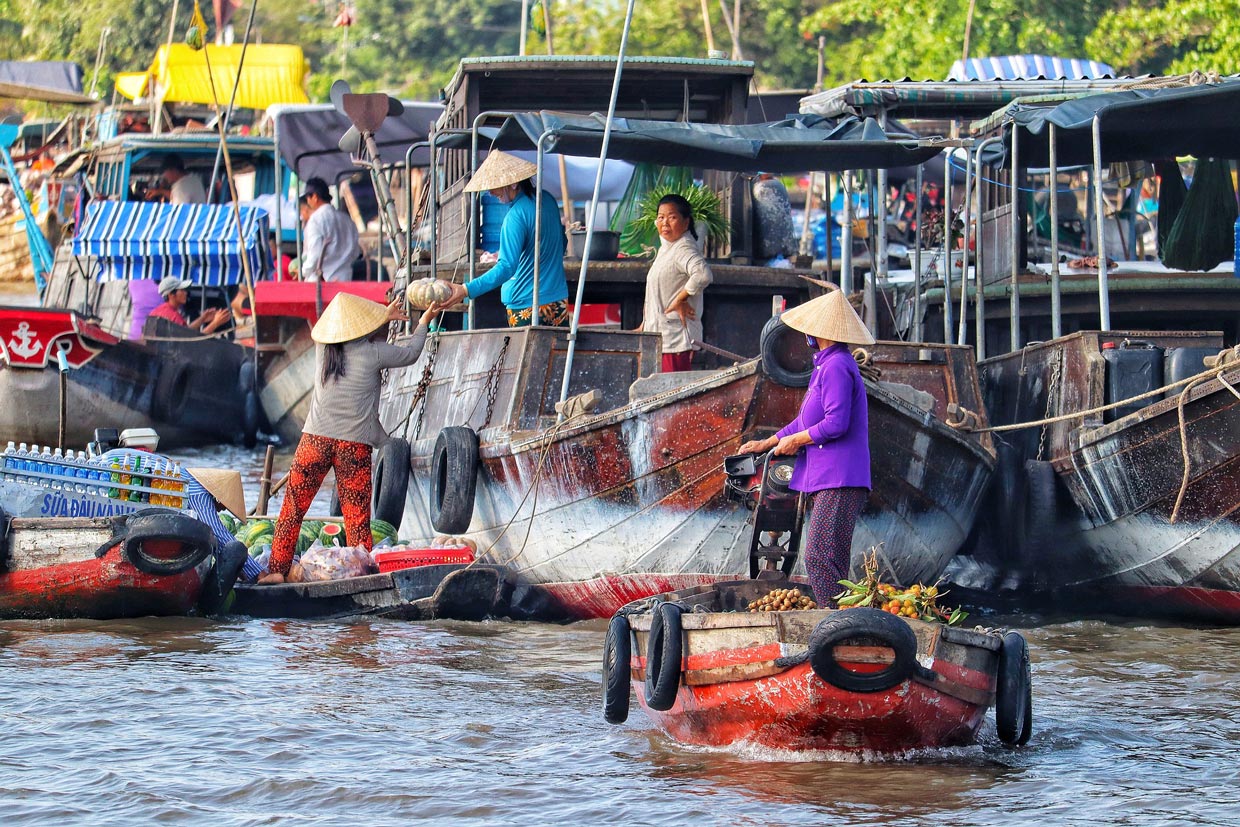 floating market in vietnam