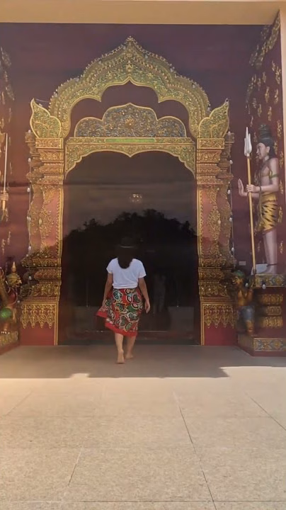Sara at the doorway of Wat Mahathat Wachiramongkol